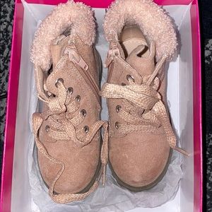 Pink boots olive & Edie